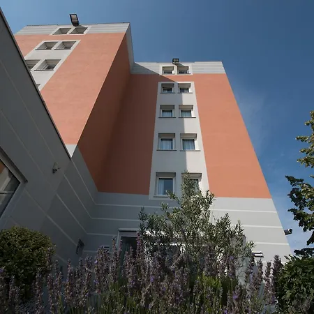Ibis Lyon Sud Sur Rhône 3*
